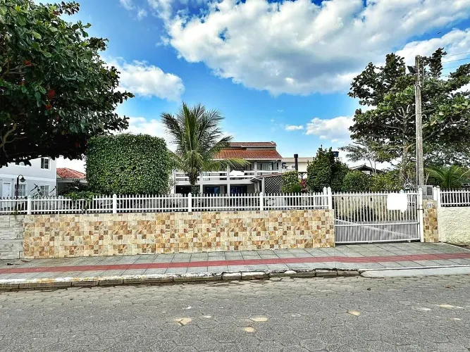Casa com 4 suítes, 300 metros do mar, Praia do Sonho, Palhoça/SC