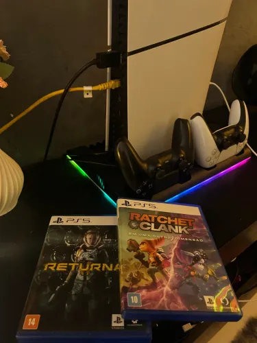 PLAYSTATION SLIM COM DISCO 2 JOGOS 2 CONTROLES