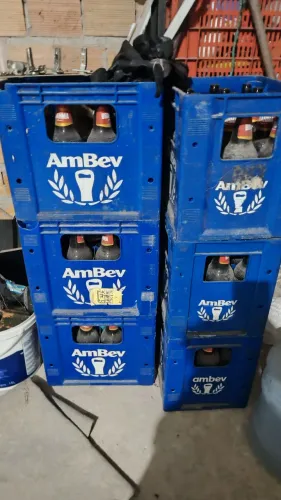 Engradado de cerveja litrão com garrafas