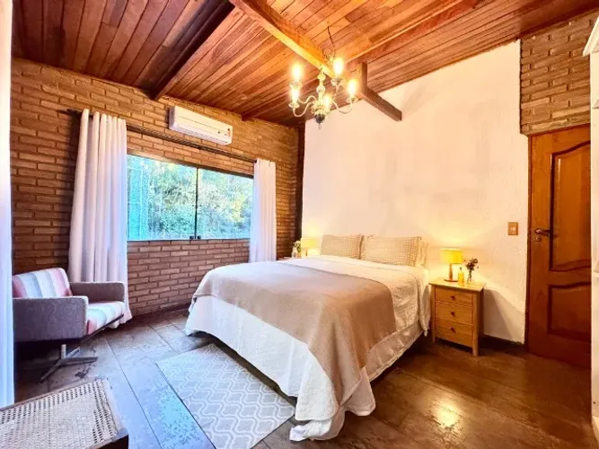 COM PROPRIETÁRIO: Chácara 4 Quartos em Igaratá - 3.200m² - Próx. à Represa e Asfalto Porta