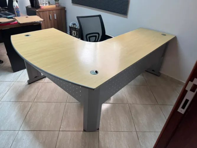 Mesa de escritório em L