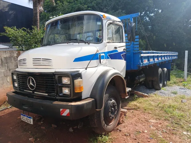 Caminhão Mercedes 1113