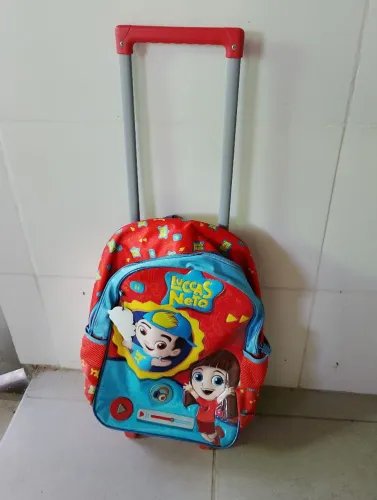Mochilas da Barbie e do Lucas Neto
