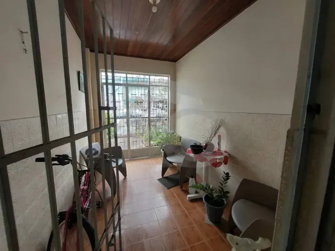 Imóvel no Salgado Filho com 3 Quartos, Quintal Amplo e 4 Vagas