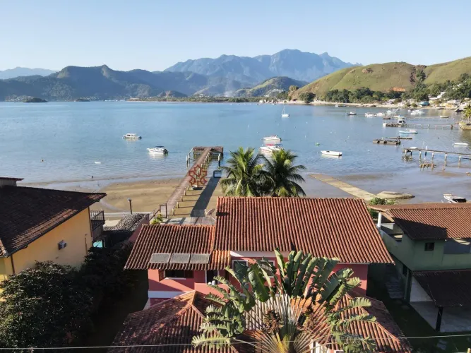 Linda casa pé na areia com deck para lancha em Angra
