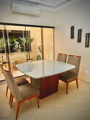 Mesa de Jantar de Luxo 1.40mt, até 8 Cadeiras Estofadas - Impecável (Oportunidade)