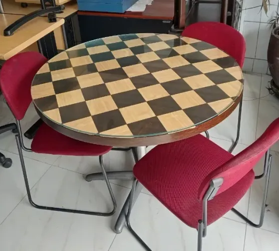 Mesa com tampo de vidro e 3 cadeiras