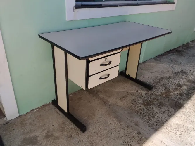 Escrivaninha duas gavetas 