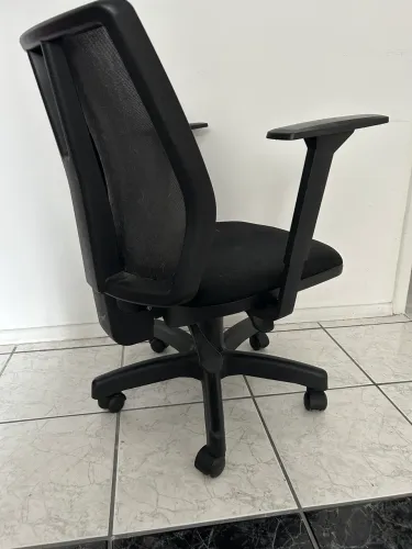 Cadeira de Escritório Ergonômica Preta - Excelente Estado