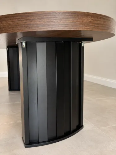 Mesa de Escritório Orgânica com 2 metros na cor Amadeirada com Base Preta