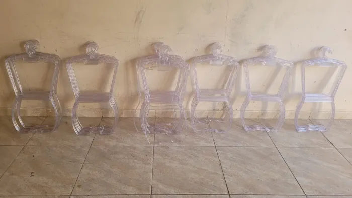 Vendo 66 silhueta/ cabides transparentes