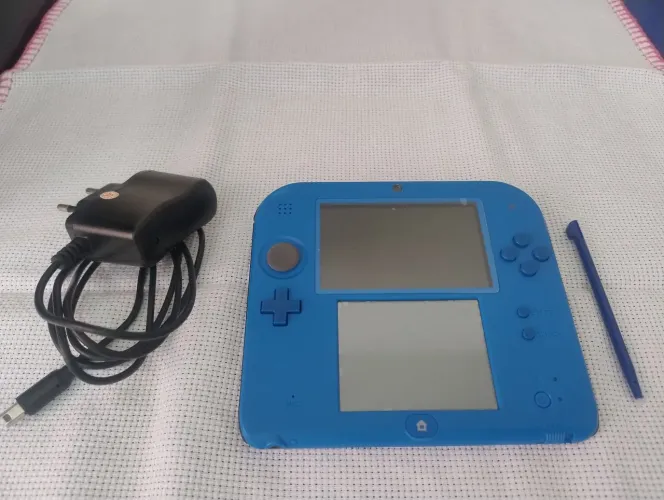 Nintendo 2DS desbloqueado em bom estado.