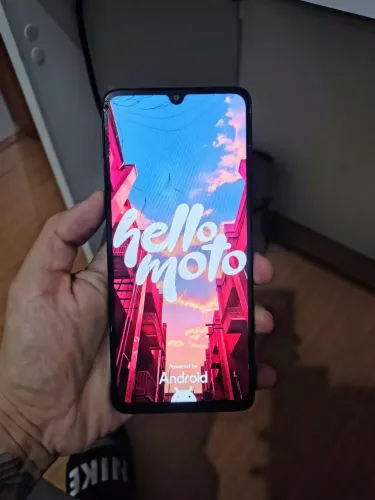 Moto G06 128gb 4 ram ( tela trincada, mas funcionando perfeitamente).