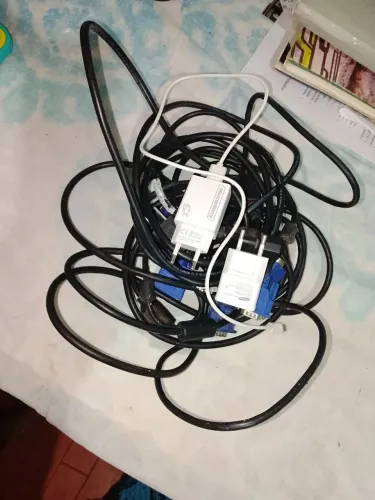Cabos para computadores, impressora e carregadores diversos.