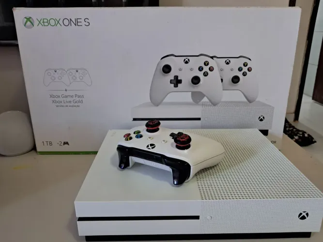 XBOX ONE S 1TB (COM NF E CAIXA)