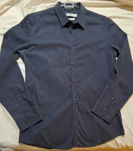 VENDO CAMISA CALVIN KLEIN TAMANHO M