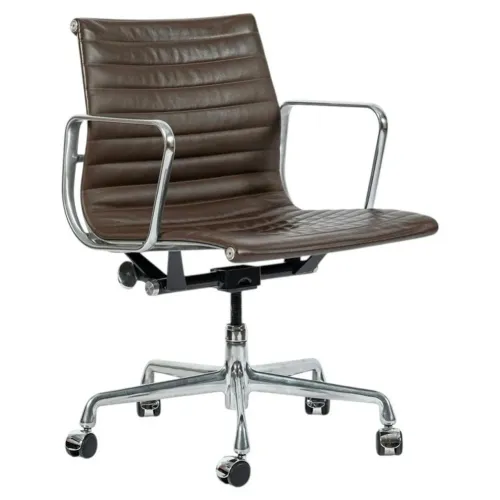 Cadeira Diretor Eames Aluminum Group Management EA335 da marca Herman Miller