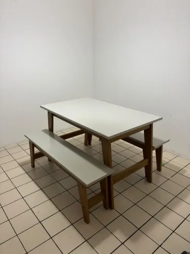 Mesa com bancos SEMINOVA, EM BOM ESTADO