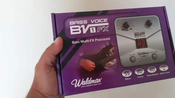 Pedaleira Bass Voice BV1FX Waldman na caixa sem uso.