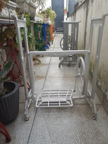 Pé de maquina antigo