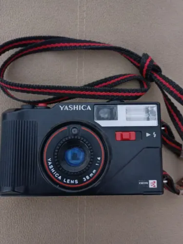 Camera analógica Yashica MF -3