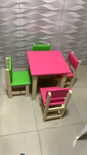 Mesa infantil com 4 cadeiras
