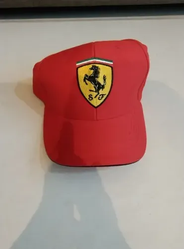 Boné Ferrari em ótimo estado