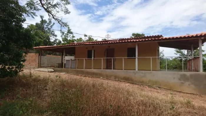 Sitio de 1.400m², casa, fogão a lenha, cisterna, água de poço artesiano, Baldim.