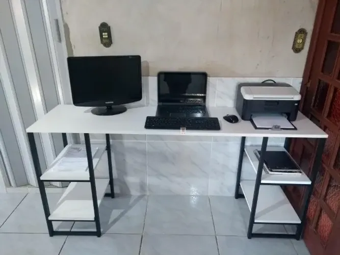 Mesa Escrivaninha com Prateleiras Estilo Industrial em aço Branca