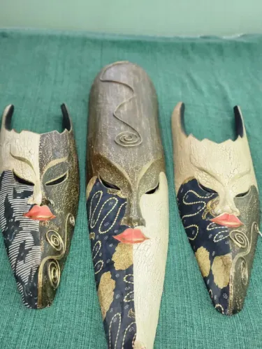 Mascaras de Bali indonésia em madeira maciça 