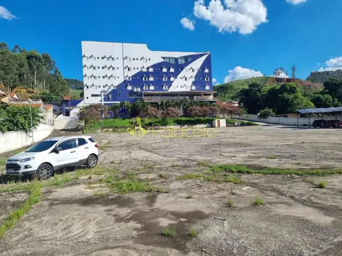 Terreno Plano e Cimentado com 5.356 m² para Estacionamento de Ônibus a 1.200 Metros da Bas