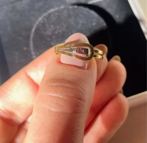 Anel de Ouro 18k com Detalhes e dois diamantes