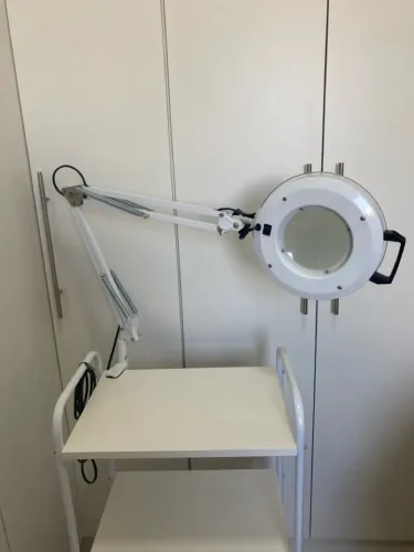 Lupa de aumento com iluminação para procedimentos