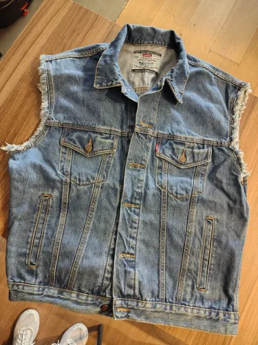 Colete jeans Levi's.