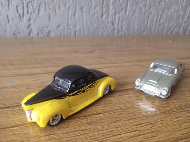 Carros Hot Wheels - Ford e Aston Martin super t hunts 