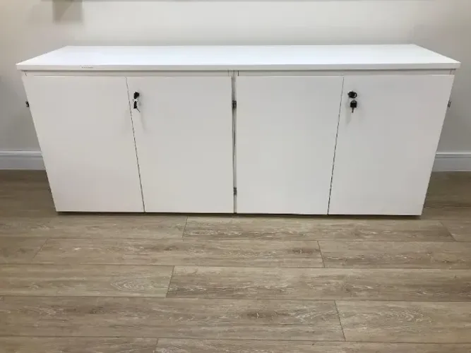 Armário Baixo com 4 Portas - Com chaves - Cor. Branco