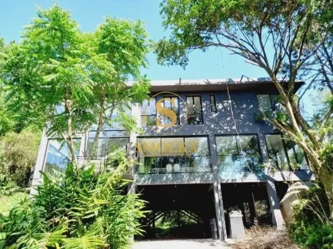 Casa para locação em condomínio, com cinco dormitórios, sendo 4 suítes, 6 vagas de garagem