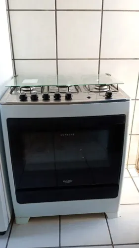 Fogão de 5 boca de cor branca seminovo