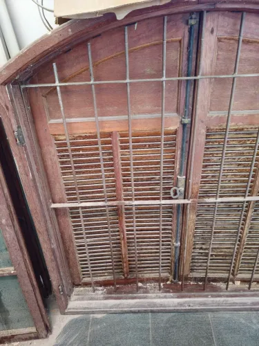 Vendo 2 janelas de madeira Jatobá 4 folhas (2 madeira 2 vidro)