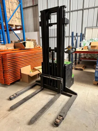 Empilhadeira Elétrica Patolada 1500kgs - 5 metros