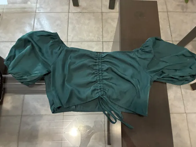 Cropped verde escuro com manga bufante