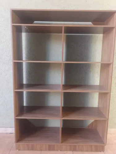 Prateleira de MDF marrom pra uso comercial