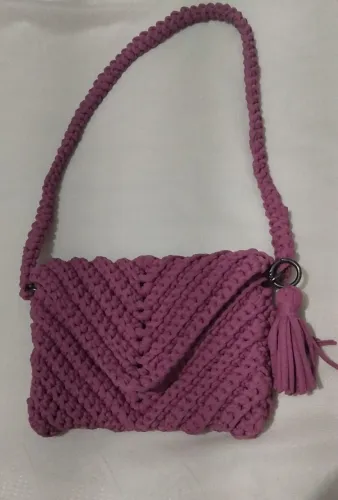 linda bolsa em crochê na cor rosa escuro com botão de pressão - Produto artesanal