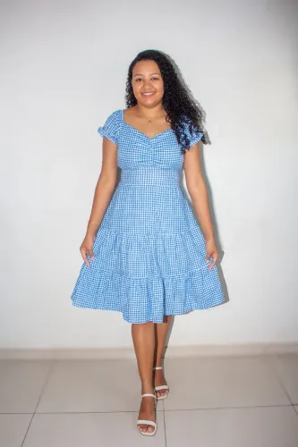 Vestido no xadrez azul