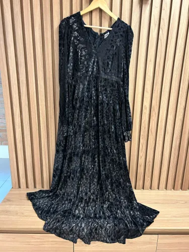 Vestido para festa preto com detalhes metálicos discreto e elegante 
