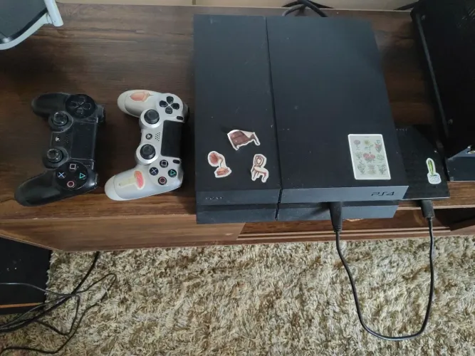 PS4 Com 2 controles e HD externo 1TB