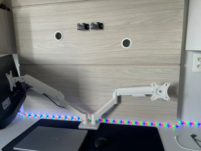 Suporte braço articulado para 2 monitores.