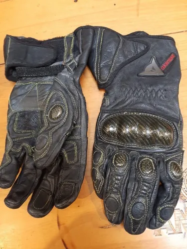 Luvas Dainese preta com costura esverdeada tamanho: M
