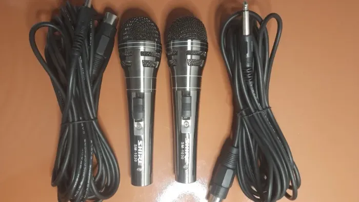 Par de microfones com fio marca SHIRE Perfeitos e funcionando