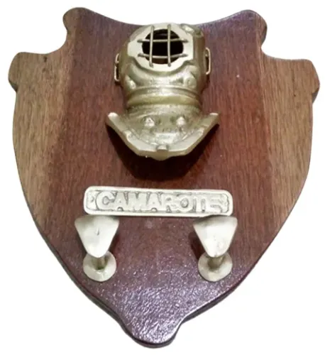 brazão em bronze e madeira modelo cabideiro nautico